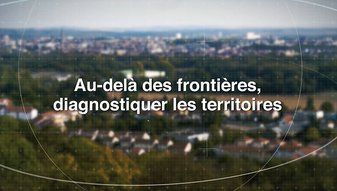 Photo aérienne d'une ville et sa campagne au centre de laquelle le titre du MOOC Au-delà des frontières est inscrits en blanc