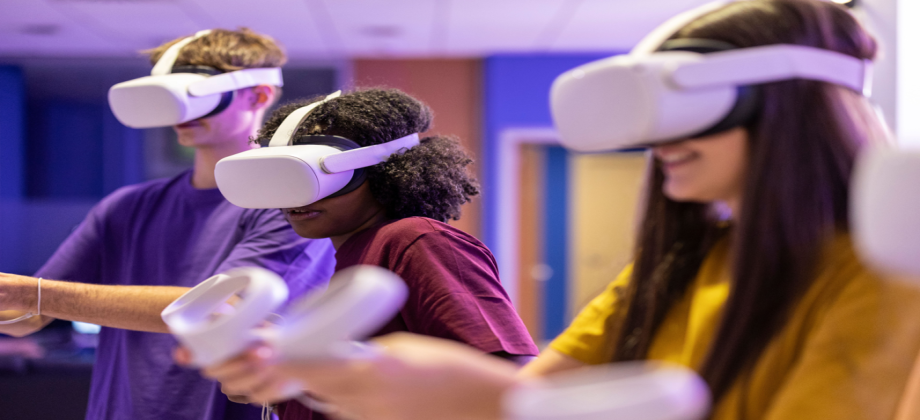 Photo de trois personnes portant et utilisant des casques de réalité virtuelle