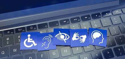 Clavier d'ordinateur avec des pictogrammes représentants les différents types d'handicaps 